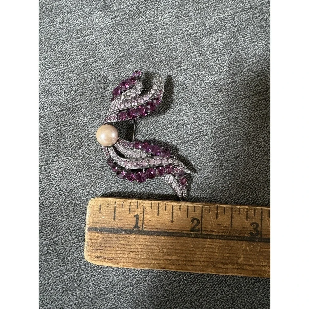 Purple Rhinestone Brooch & Faux Pearl Silver Tone Stunning Vintage Jewelry‎